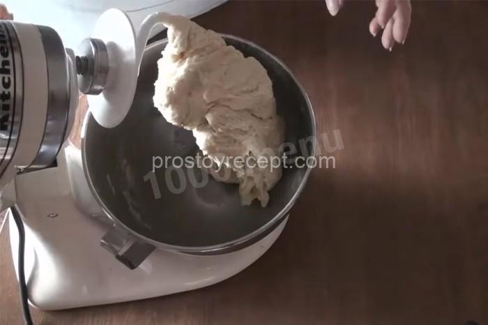 Приготовьте эластичное тесто.