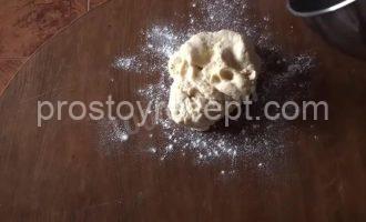 Руки вымешивают тесто для азербайджанской пахлавы с грецкими орехами.