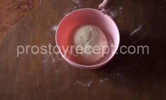 Пахлава азербайджанская с грецкими орехами Тесто для азербайджанской пахлавы с грецкими орехами отдыхает в миске.