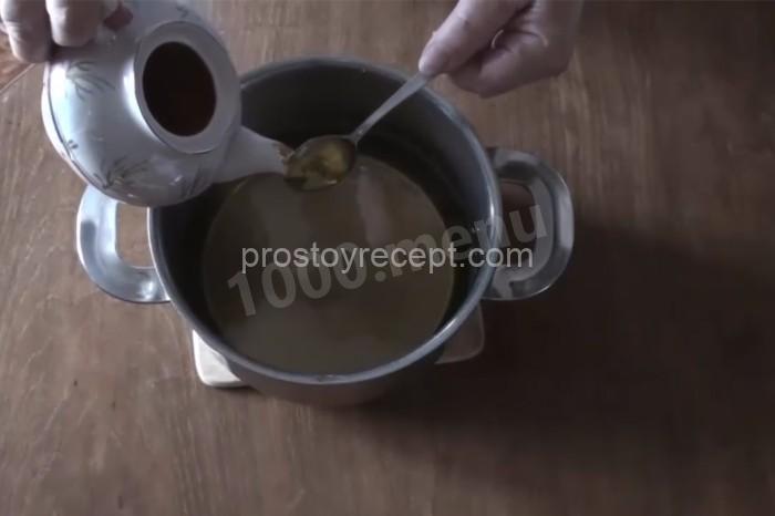 В теплый сироп нежно влейте шафрановую воду (из расчета 2-3