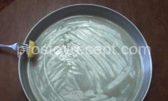 Пахлава азербайджанская с грецкими орехами Смазываем форму для азербайджанской пахлавы маслом.