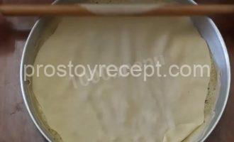 Раскатанное тесто для пахлавы в форме, готовится к выпечке.