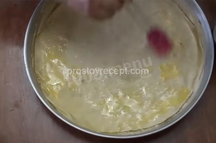 Щедро смажьте растопленным маслом.