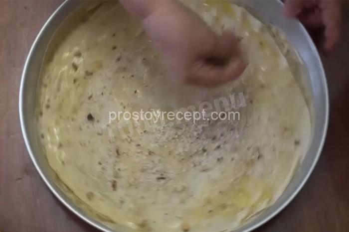 Щедро наполните каждый слой ароматной ореховой начинкой, равномерно распределяя её