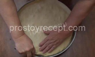 Пахлава азербайджанская с грецкими орехами Раскатанное тесто покрывает пахлаву с грецкими орехами.