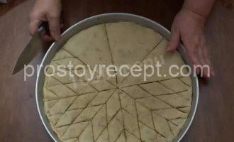 Нарезание пахлавы на ромбики. Одинаковые кусочки.