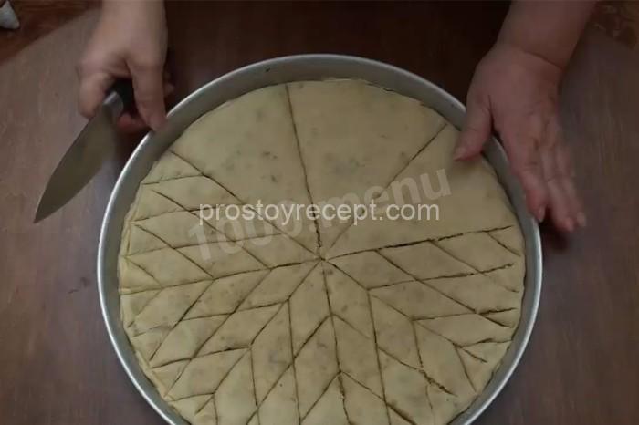 Разделите пласт на ромбы, аккуратно проведя надрезы по шаблону, как