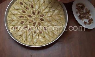 Пахлава азербайджанская с грецкими орехами Азербайджанская пахлава: укладываем грецкий орех на каждый ромбик.