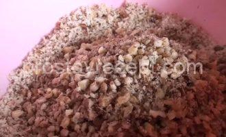 Пахлава азербайджанская с грецкими орехами Измельченные грецкие орехи для начинки азербайджанской пахлавы.