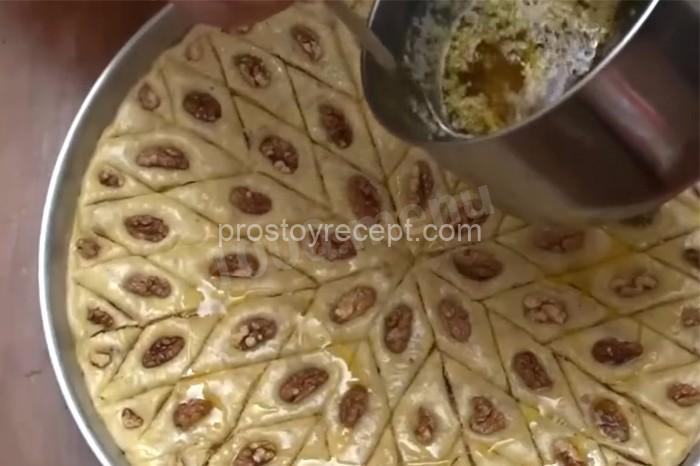 Оставшимся маслом (100 г) равномерно смажьте поверхность пахлавы, слегка наклоняя