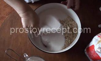 Пахлава азербайджанская с грецкими орехами Азербайджанская пахлава: смешиваем орехи с сахаром, растапливаем масло.
