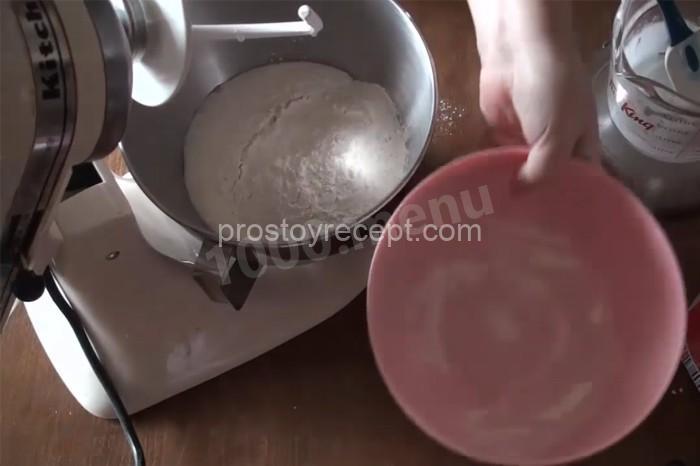 Всыпьте просеянную муку.