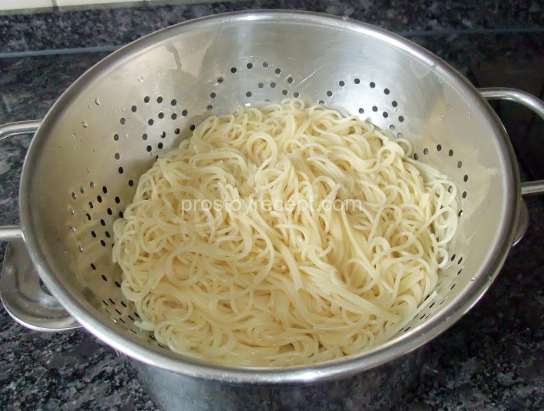 Для начала, отвариваем спагетти al dente – помните, чуть недоваренные,