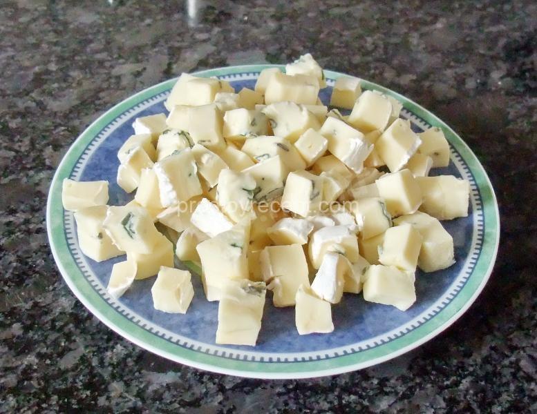 Для нежного сливочного вкуса, нарежьте сыр небольшими кубиками – так