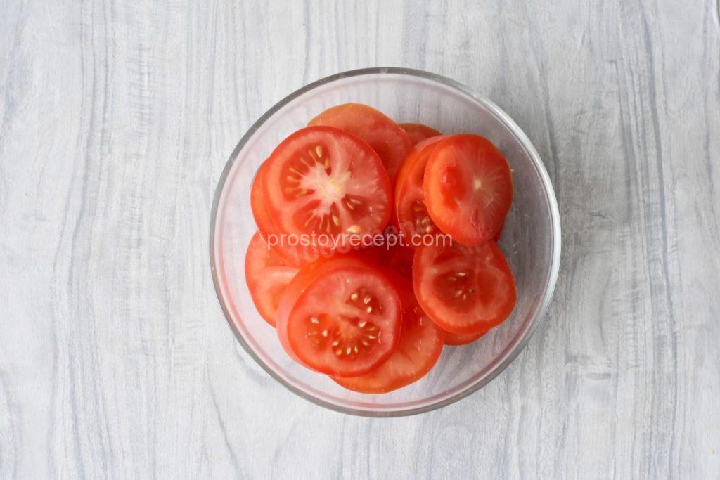 Для начала, вымойте спелые, сочные помидоры и нарежьте их аккуратными