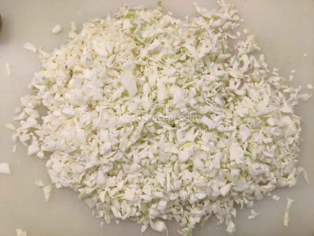 Пока наше тесто отдыхает, приготовим восхитительную капустную начинку! Сначала удалите
