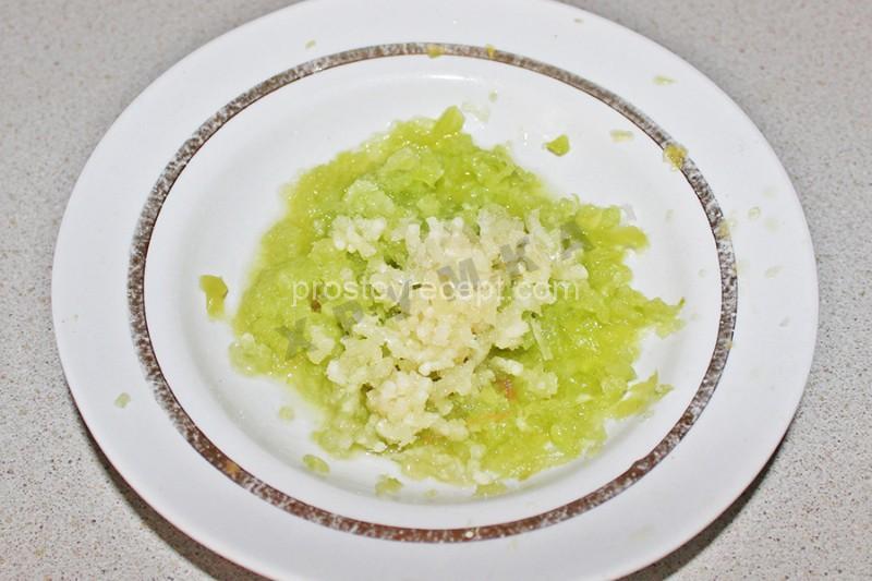 Для яркого вкуса наших помидоров по-корейски, измельчите очищенный чеснок и