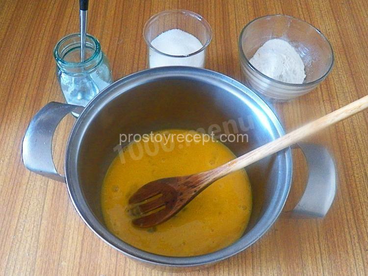 Взбейте яйца с сахаром до пышной, белоснежной массы – это