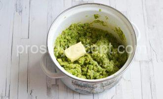 Пюре из зеленого горошка Пюре из зеленого горошка: пробуем на вкус, добавляем масло и сливки.
