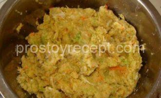 Рыба, брокколи, морковь и лук измельчены для рыбных тефтелей.