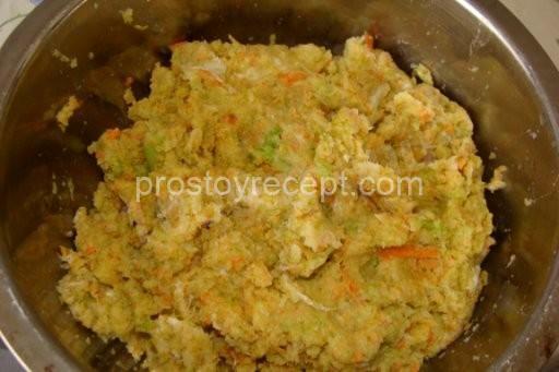 Для нежной текстуры, брокколи, рыбное филе, морковь и лук измельчаем