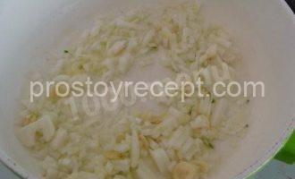 Котлеты из рыбы с овощами: лук и чеснок, нарезанные для соуса.