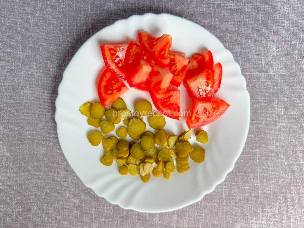 Для сочного вкуса и удобства, нарежем томаты: я предпочитаю тонкие