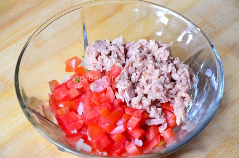 Аккуратно слейте масло из консервы с тунцом (или оставьте его