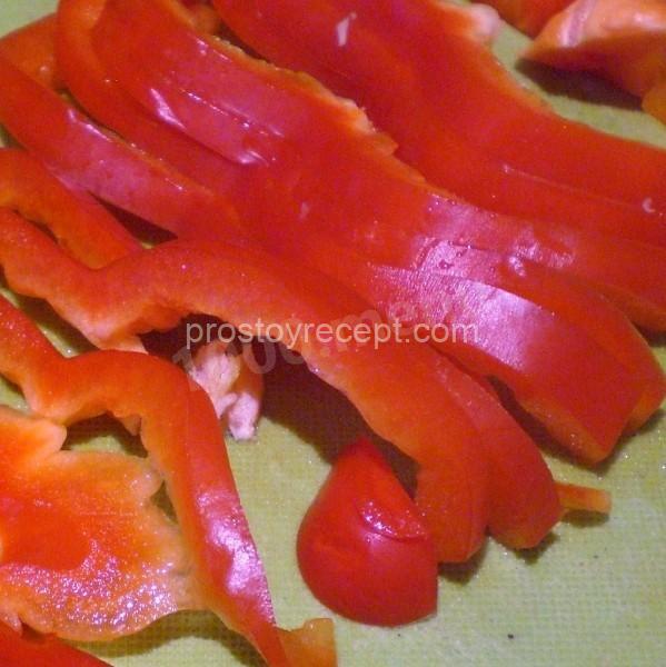 Болгарский перец нарезаем тонкой соломкой – так он лучше отдает