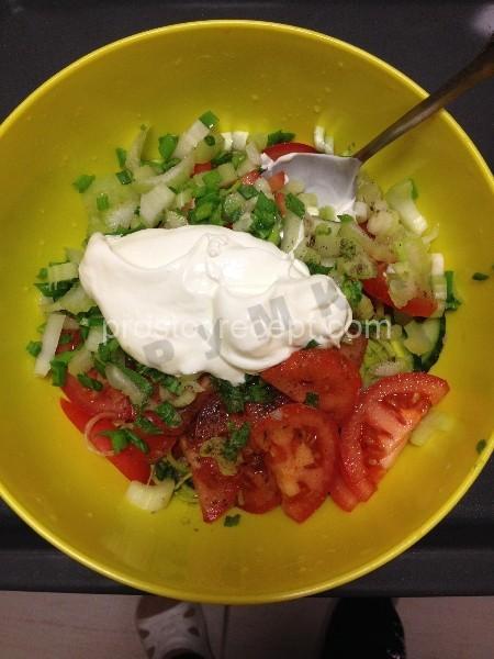 Добавим щедрую ложку нежной сметаны, и приправим солью по вкусу