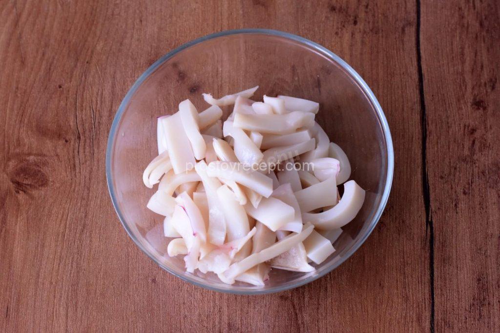 Быстро очистите кальмары: снимите шкурку, удалите хитиновую пластину и внутренности.
