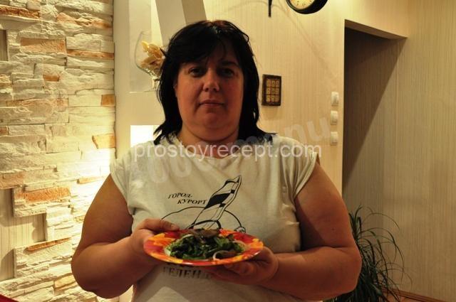 Промойте стручковую фасоль и срежьте жесткие кончики с обеих сторон