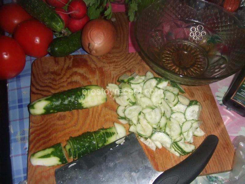 Срежьте края у огурцов и редиски. Нарежьте плоды тонкими кружочками