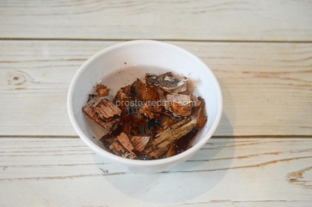 Ошпарьте кору кипятком и дайте ей настояться в течение 10