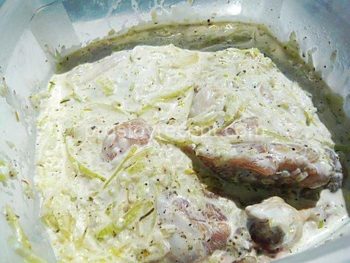 Нарежьте курицу на порционные куски размером около 4–5 см, а