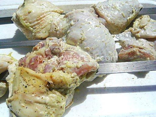 Смешайте курицу с луком, орехами, майонезом, солью, перцем и выжатым