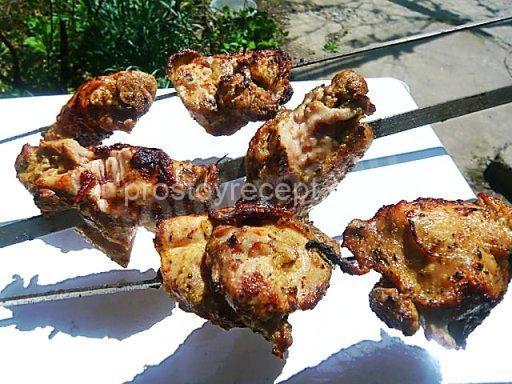 Насадите куски мяса на шампуры и жарьте над тлеющими углями