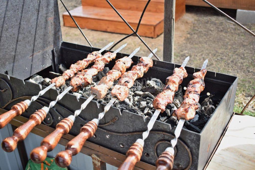 Не забывайте постоянно вращать шампуры, чтобы каждый кусочек сочной свинины