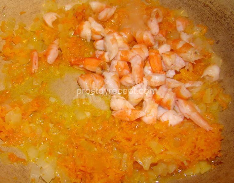 Креветки отправляем к уже подрумянившимся овощам — нежное морепродуктое сочетание