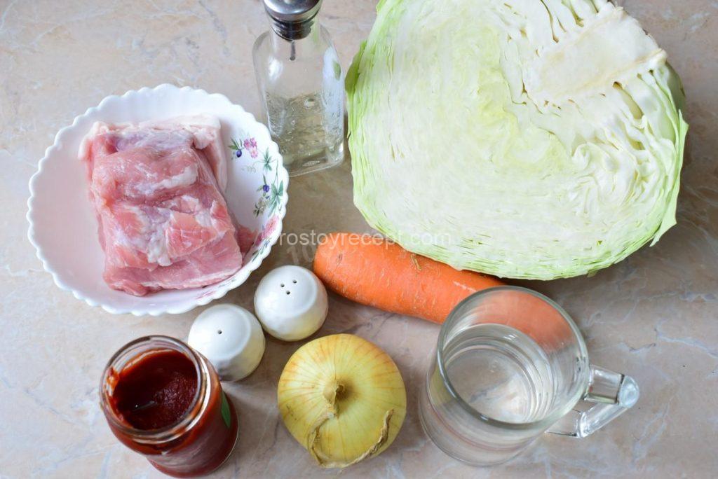 Приготовьте все необходимые ингредиенты для тушеной капусты с мясом в