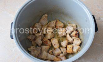 Мясо, нарезанное кусочками, обжаривается в мультиварке.
