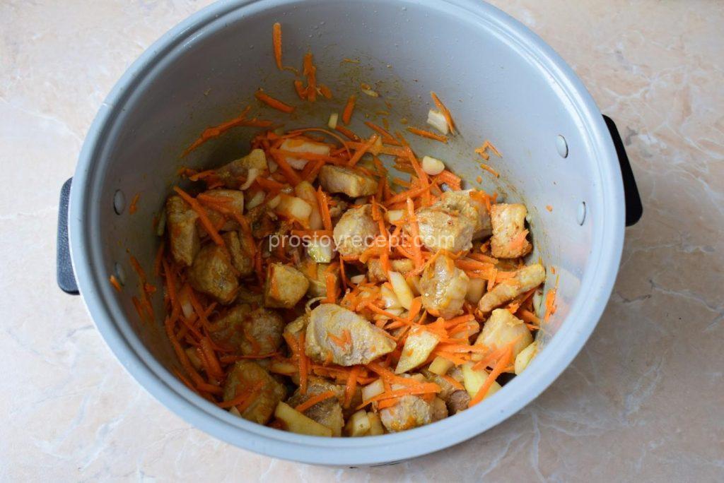 Затем добавьте измельченные овощи к мясу, аккуратно перемешайте и продолжите