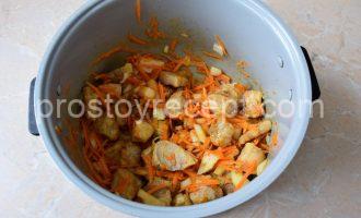 Тушеная капуста с мясом в мультиварке: обжаривание овощей с мясом.