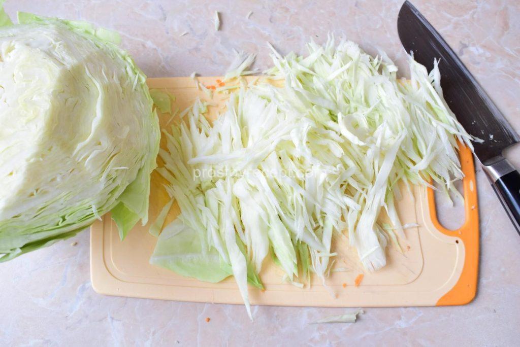 Пока мясо тушится, подготовьте капусту: мелко нашинкуйте её.