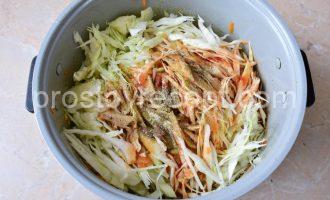 Тушеная капуста с мясом в мультиварке: капуста в чаше, готовится к тушению.