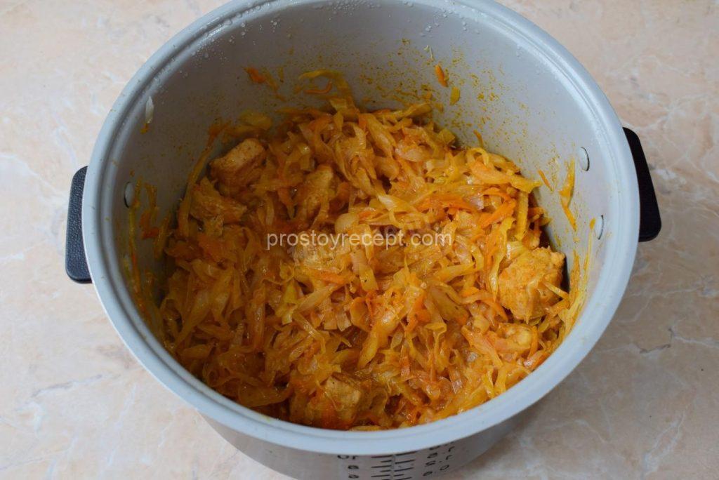 Готовность тушеной капусты с мясом мультиварка сообщит звуковым сигналом через