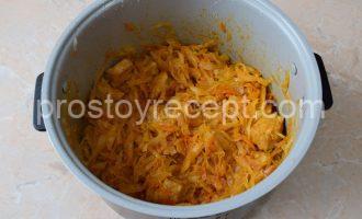 Аппетитная тушеная капуста с мясом, приготовленная в мультиварке.