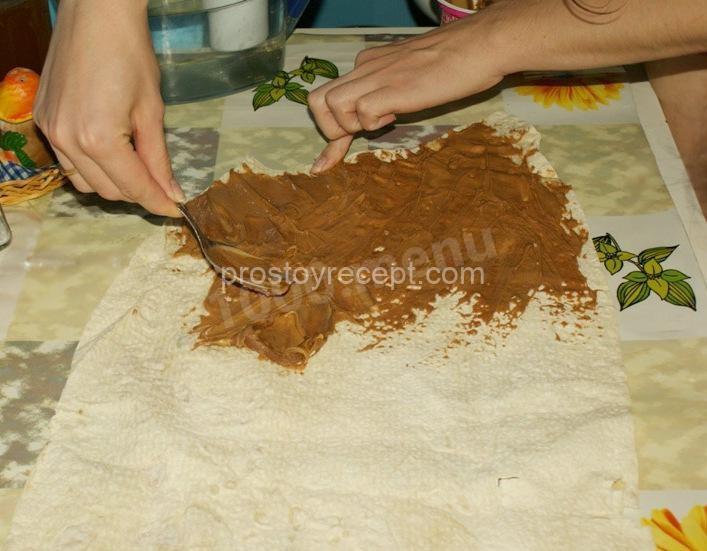 Щедро смазываем корж мягким сливочным маслом – это залог нежной