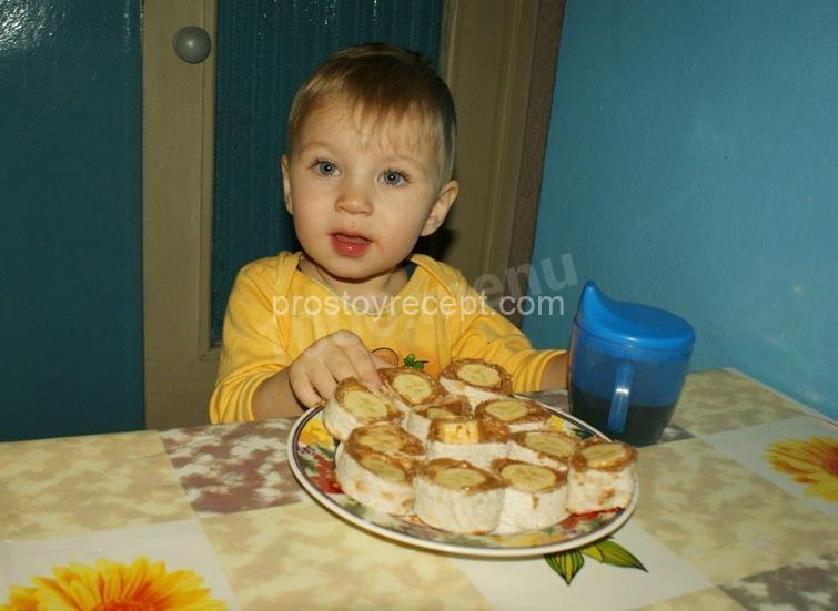 Первый, самый нетерпеливый, дегустатор уже готов оценить наш банановый рулет.