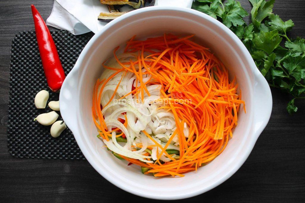Для неповторимого вкуса нашего хе, морковь измельчаем на терке для